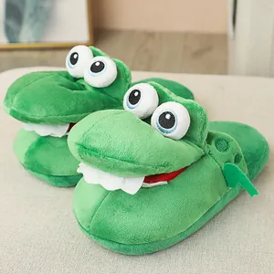 Gedetailleerd overzicht van schattige groene pluche krokodillenpantoffels met grote ogen
