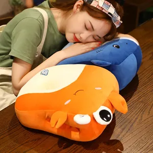 Suave calentador de manos de peluche de tiburón y almohada de siesta para dormir en el escritorio