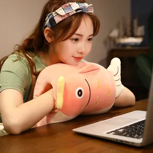 Calentador de manos y almohada de siesta de peluche suave con forma de pez rosa