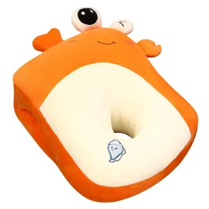 Lindo cojín de peluche de cangrejo y calentador de manos para dormir.