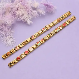 Détail des maillons de bracelet italien en or avec divers motifs de vacances en émail.