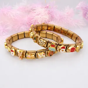 Vue détaillée de bracelets italiens à breloques dorées avec des charms festifs en émail