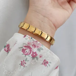 Vue rapprochée d'un bracelet italien en acier inoxydable doré poli au poignet