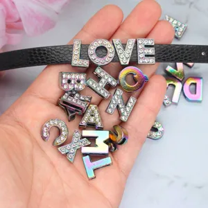 Dettaglio di perline alfabeto in strass arcobaleno da 10 mm per braccialetti fai-da-te