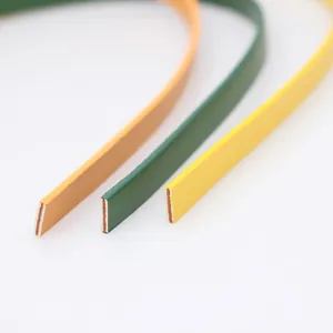 Makro-Detail von 8 mm bunten Kunstlederstreifen für DIY-Armbänder und Schmuck