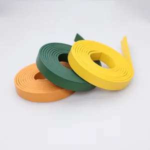 Makroansicht von drei Rollen 8 mm Kunstlederstreifen in Gelb, Grün und Orange.