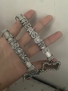 Detailansicht eines 8mm weißen DIY-Kunstlederarmbands mit funkelnden Strass-Buchstabenanhängern