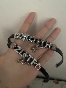 Detailansicht DIY 8mm Kunstleder-Armbänder mit Strass-Buchstaben und Anhängern.