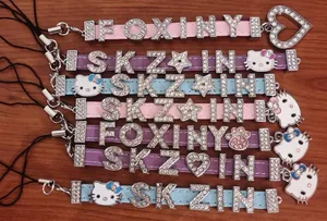 Anpassbare DIY-Armbänder aus Kunstleder mit Strassbuchstaben und Hello Kitty-Anhängern