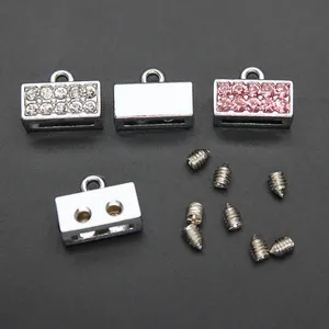 Detailweergave van 8 mm metalen doe-het-zelf sieradensluitingen met strass en schroeven