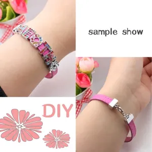 Gedetailleerd overzicht van 8mm roze lederen DIY-armband met kleurrijke strass-letters