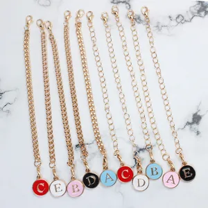 Accesorios de cadena dorada con dijes de letras en esmalte de colores y cierres de langosta