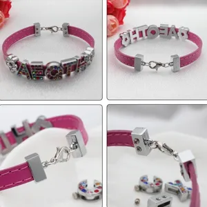 Detailopname van roze lederen DIY-armband met 8 mm metalen sluiting en strass-letters