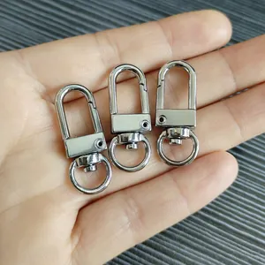 Gros plan de trois fermoirs mousquetons pivotants de 8 mm pour bijoux DIY