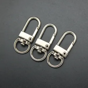 Vue macro de trois fermoirs mousquetons en métal argenté de 8mm pour bijoux et cuir DIY.
