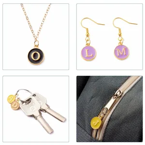 Dijes de alfabeto de esmalte dorado versátiles mostrados como joyas y accesorios