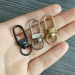 Gros plan de fermoirs mousquetons de 8mm en or, argent et noir pour le bricolage de bijoux.