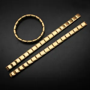 Vue détaillée des maillons de bracelet à breloques italiens modulaires dorés sur noir
