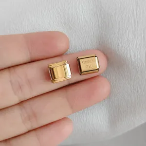 Vue macro détaillée des maillons modulaires en acier inoxydable doré pour bracelet italien