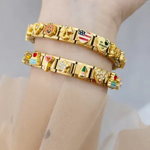 Vue détaillée de bracelets à breloques italiens dorés avec divers modules en émail.