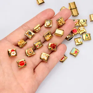Vue détaillée de charms italiens dorés avec divers motifs en émail coloré