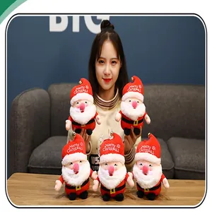 Set di cinque morbidi peluche di Babbo Natale presentati come regalo natalizio
