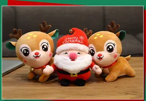Dettaglio di peluche di Babbo Natale e renne natalizie su un tavolo