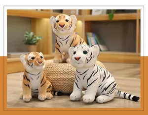 Peluches de tigre realistas en blanco y naranja mostrados en un acogedor ambiente hogareño