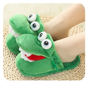 Divertidas pantuflas de peluche de cocodrilo verde con boca móvil usadas en los pies con estilo