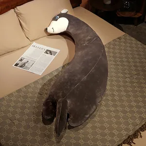 Großes gebogenes Tierplüschkissen für das Bett in einer gemütlichen häuslichen Umgebung