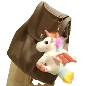 Simpatico portachiavi a forma di unicorno di peluche bianco appeso a borsa marrone