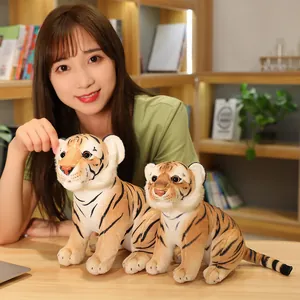 Set de peluches de tigre realistas y muy suaves en dos tamaños con una modelo femenina