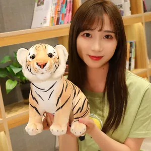 Lindo peluche de tigre amarillo sostenido por una niña en un fondo de biblioteca cálido