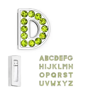 Dettaglio di perle con lettere in strass verde chiaro da 8mm con specifiche charm A-Z