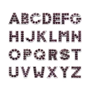 Vista dettagliata di lettere dell'alfabeto con strass viola 8mm per creazioni DIY