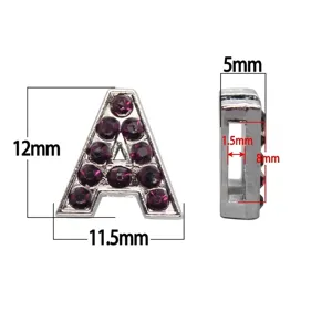 Vista dettagliata dell'accessorio lettera A con strass viola e dimensioni precise in mm