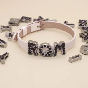 Bracciale fai-da-te in pelle PU bianca con ciondoli lettere RQM strass viola
