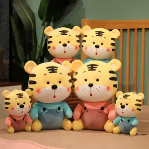 Süßes Tiger Plüschtier Mit Latzhose Kuscheltier Für Mädchen Kinder Weiches Maskottchen Puppe Für Zuhause Deko Neujahrsgeschenk