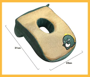 Primer plano de la almohada de espuma viscoelástica con medidas 31x23cm y detalle de dinosaurio