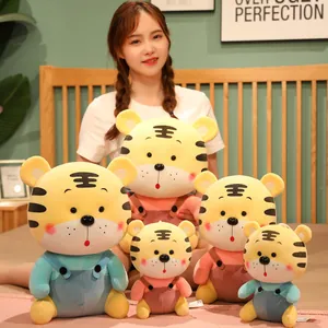 Niedliche Tiger-Plüschtiere in bunten Latzhosen in fünf Größen mit asiatischem Model