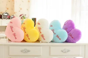 Doux coussins en peluche en forme de cœur avec broderie I Love You en plusieurs couleurs