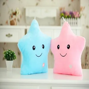Paire de coussins en peluche colorés en forme d'étoile brillante, rose et bleu, pour déco.