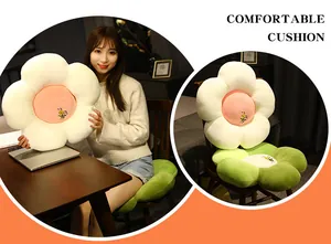 Cómodo cojín de flor de felpa utilizado como asiento y respaldo en un hogar cálido