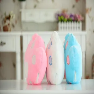 Vue latérale des coussins en peluche en forme d'étoile en couleurs rose, blanc et bleu