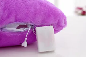 Détail en gros plan du compartiment à piles et de la fermeture éclair d'un oreiller en peluche