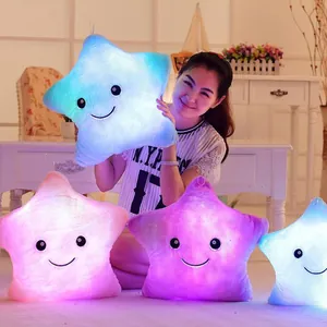 Coussin en peluche créatif en forme d'étoile lumineuse colorée avec lumières LED cadeau
