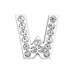 Detailansicht eines 18mm silbernen W-Anhängers mit glitzernden Strasssteinen besetzt.