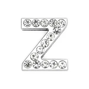 Nahaufnahme eines 18mm silbernen Buchstaben-Z-Anhängers mit klaren Strasssteinen für DIY-Projekte