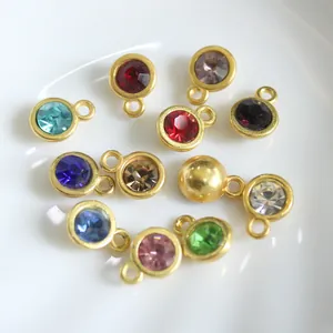 Detailansicht verschiedener zwölffarbiger Geburtsstein Kristallanhänger für DIY Schmuck
