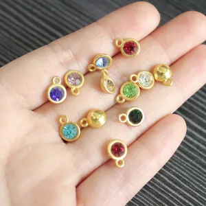 Nahaufnahme von bunten runden Geburtsstein-Anhängern für DIY-Schmuck